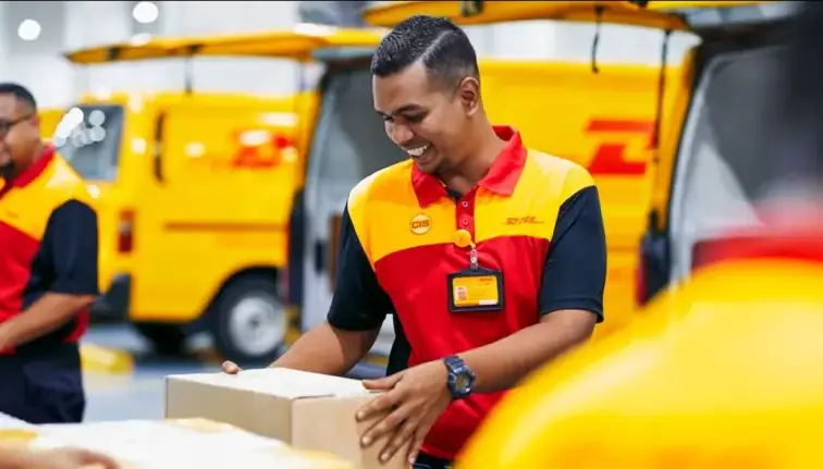 Posmen / kurier menghantar parcel H3S