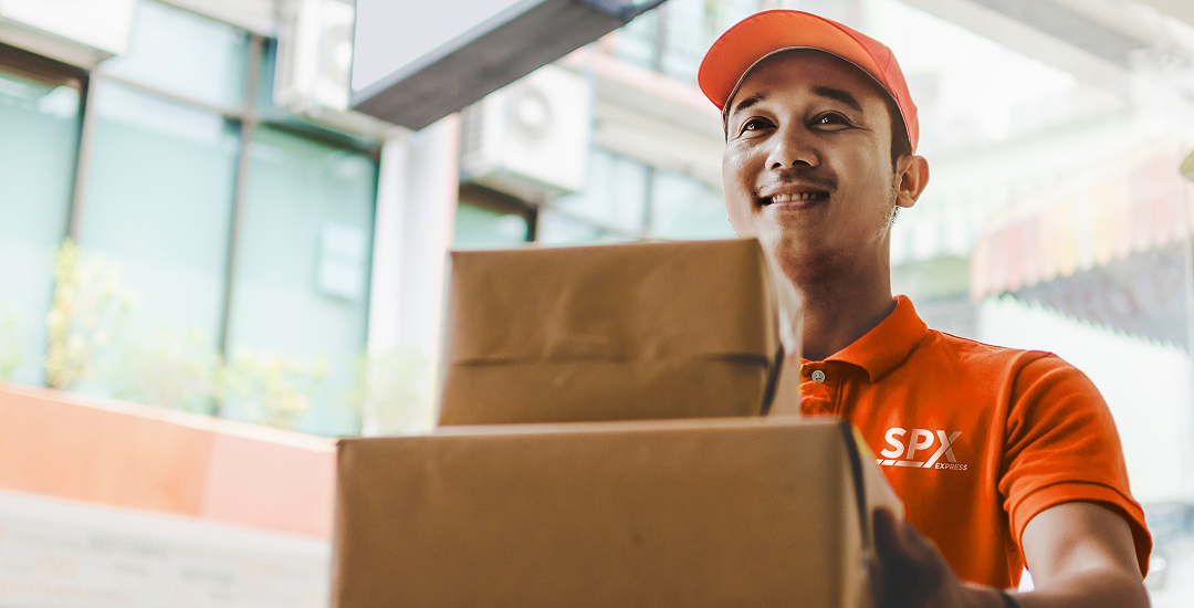 Posmen / kurier menghantar parcel H3S